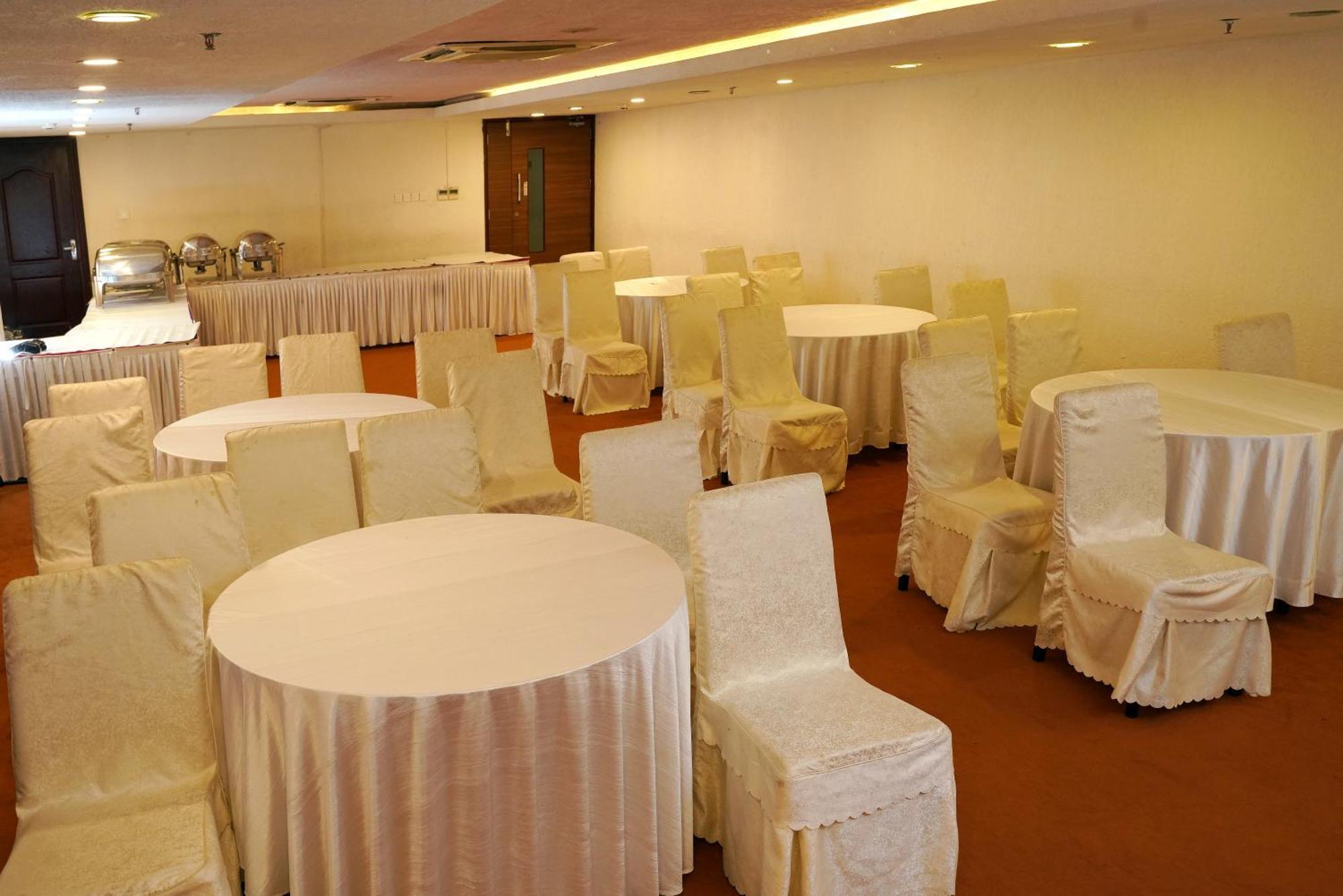 Kga Elite Continental Hotel Tiruvalla Exteriör bild