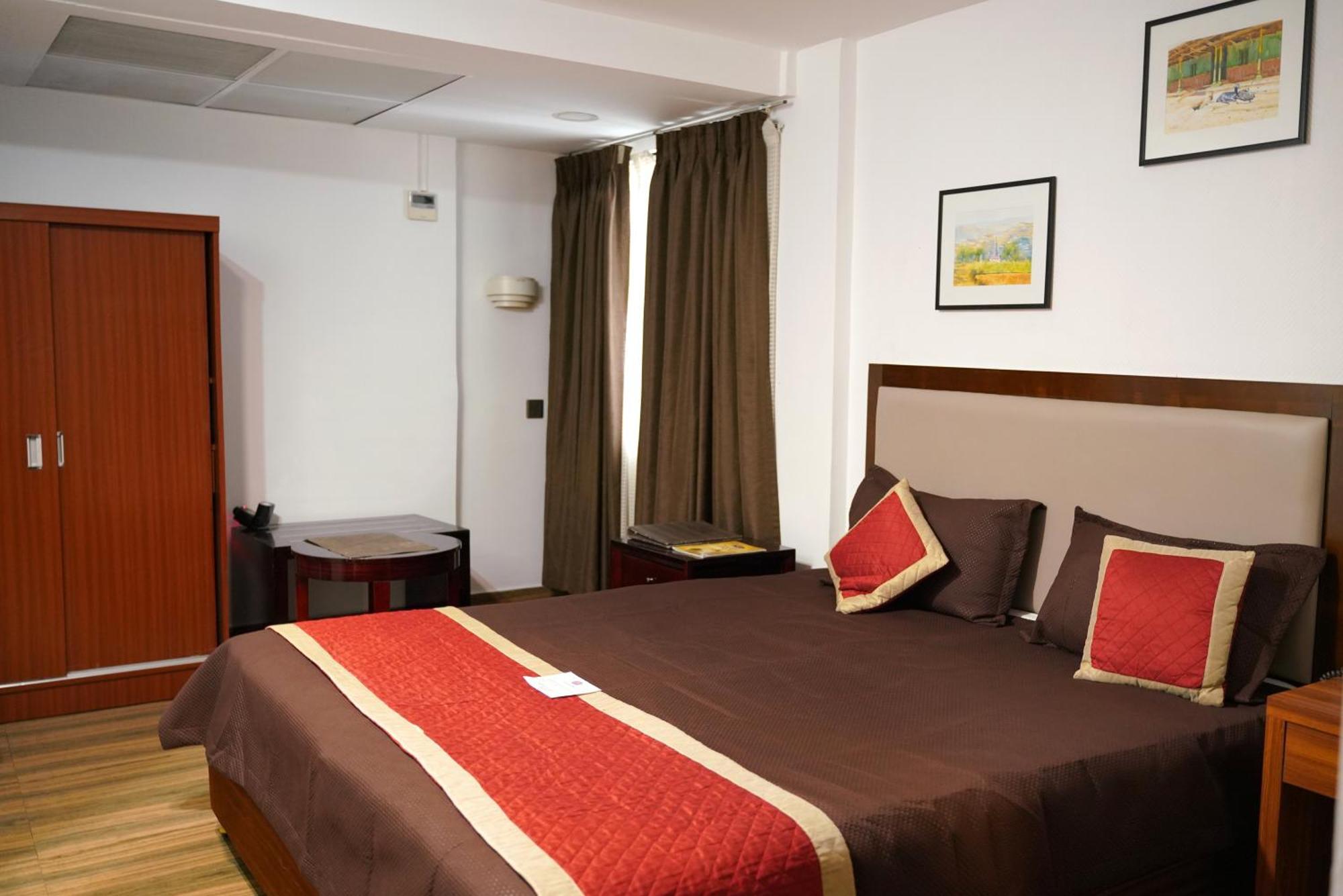 Kga Elite Continental Hotel Tiruvalla Exteriör bild