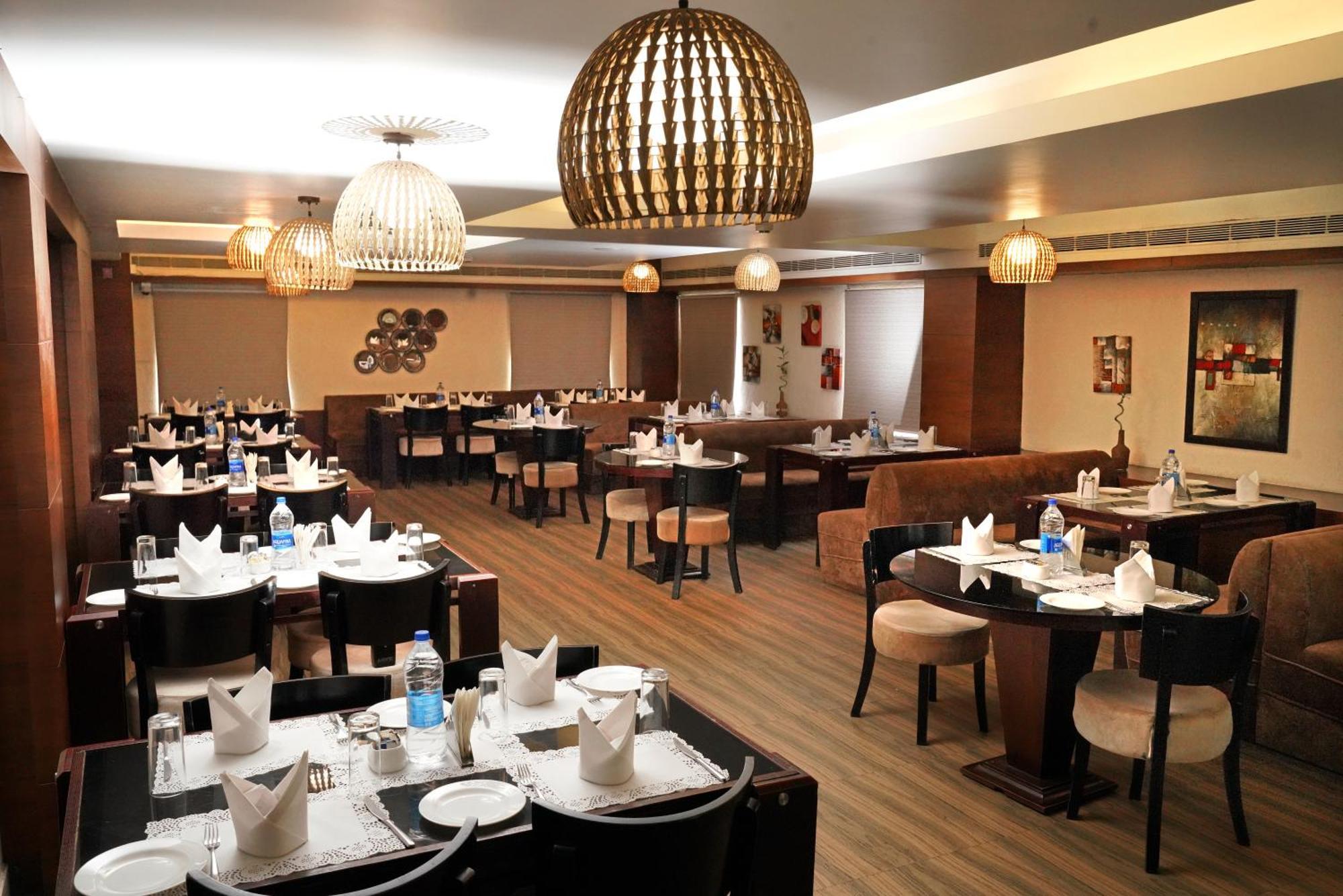Kga Elite Continental Hotel Tiruvalla Exteriör bild