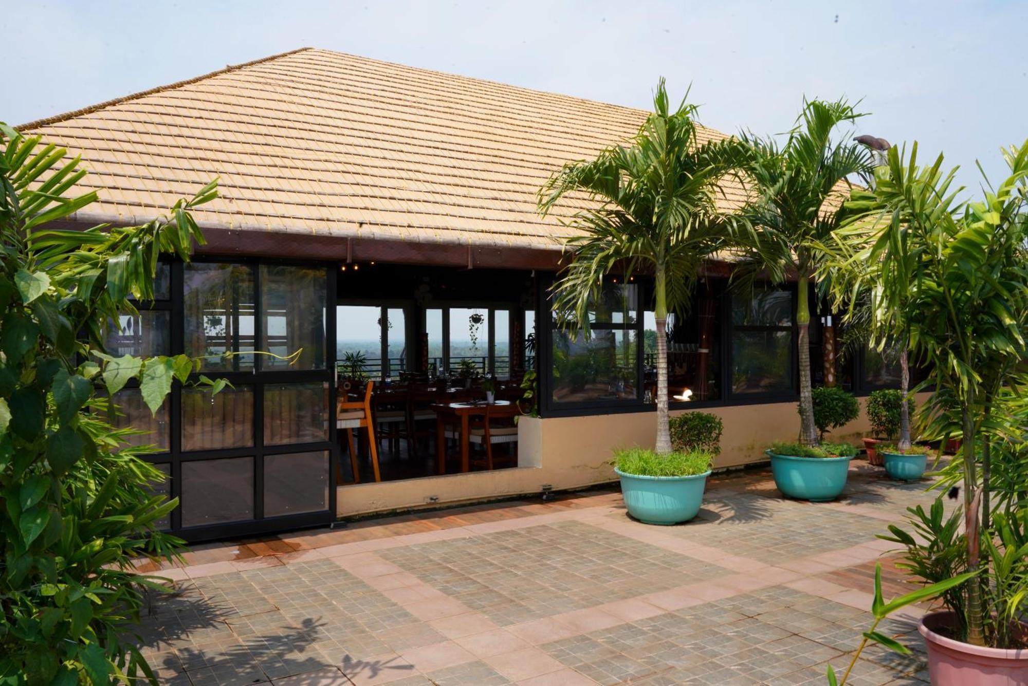 Kga Elite Continental Hotel Tiruvalla Exteriör bild