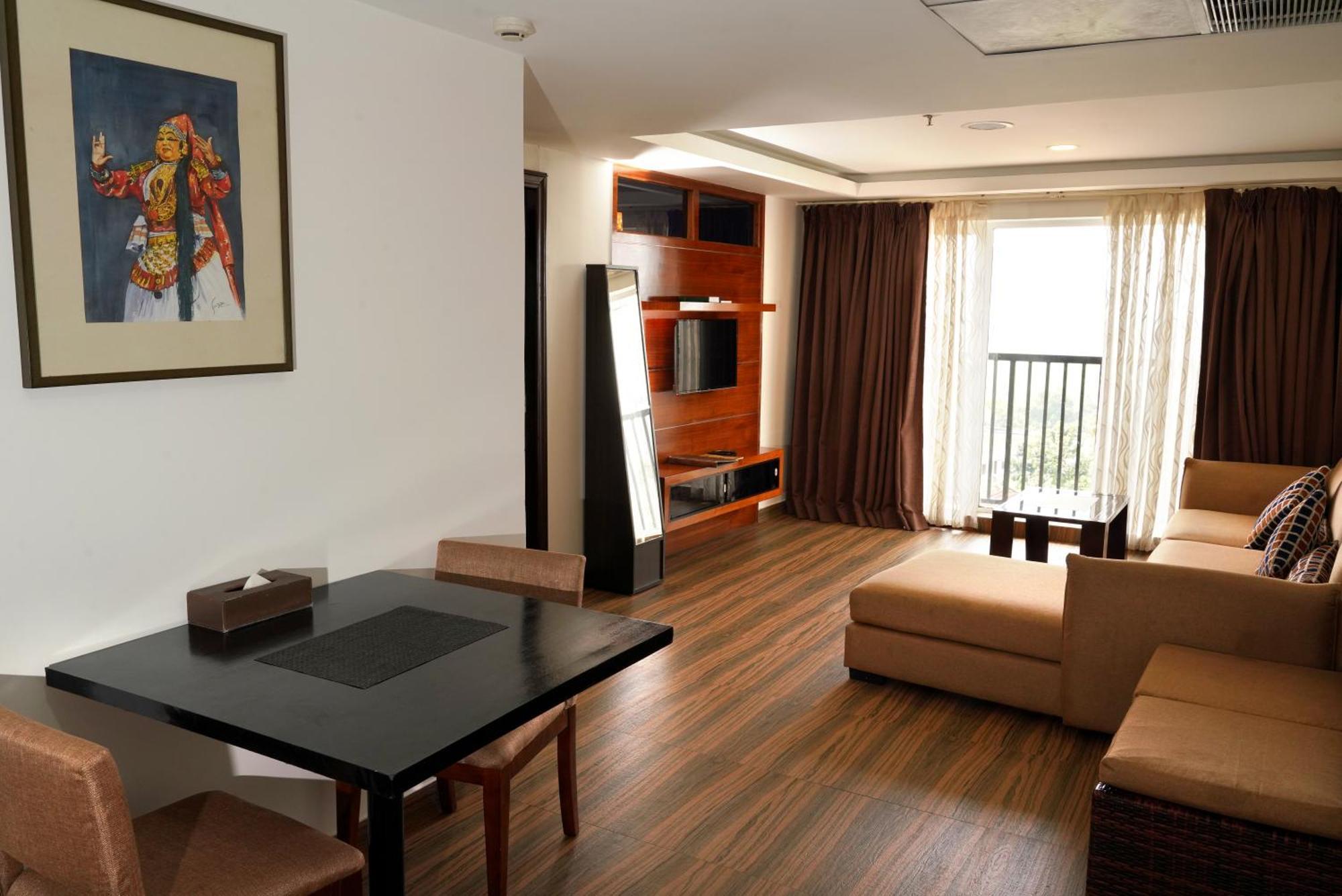 Kga Elite Continental Hotel Tiruvalla Exteriör bild