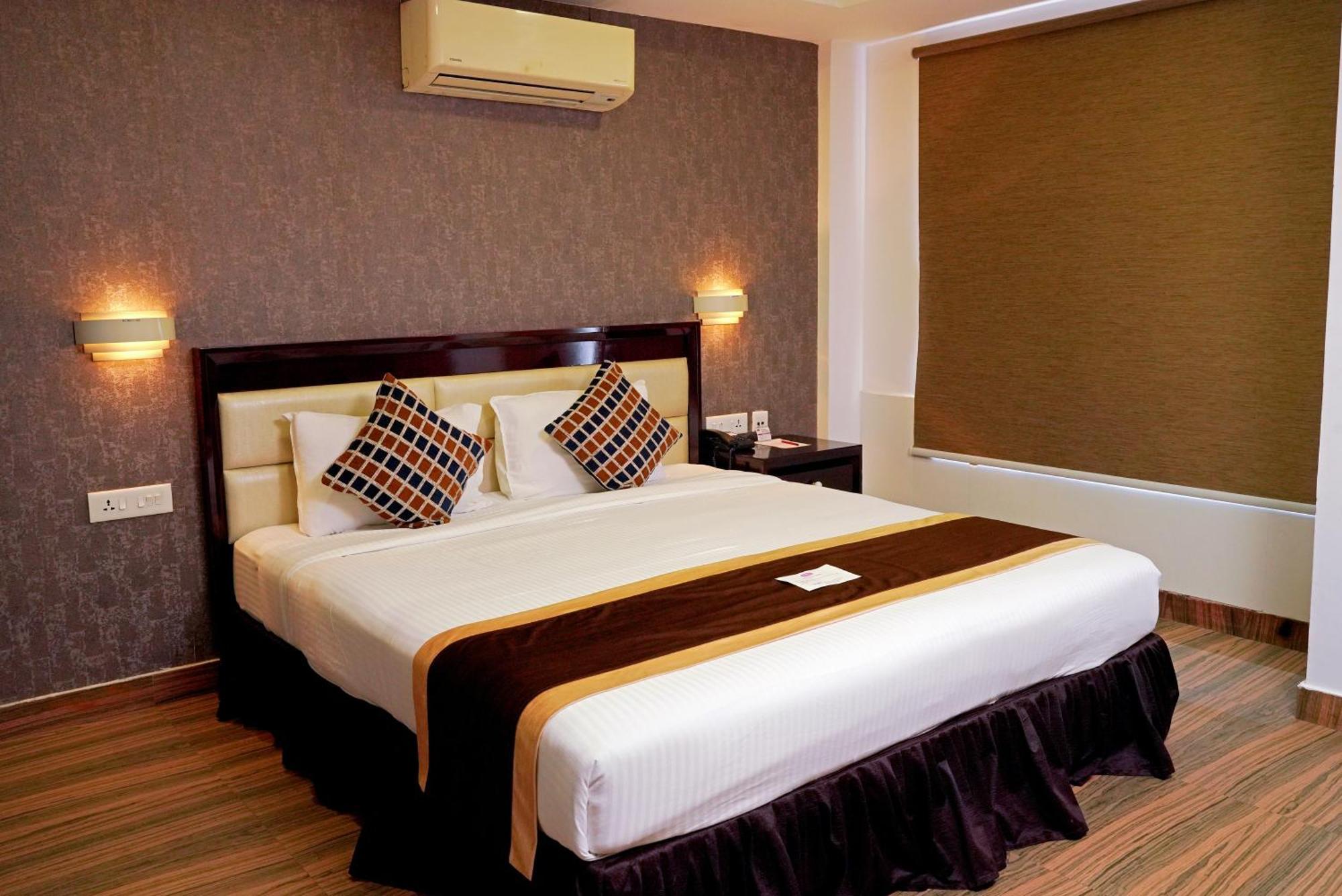 Kga Elite Continental Hotel Tiruvalla Exteriör bild