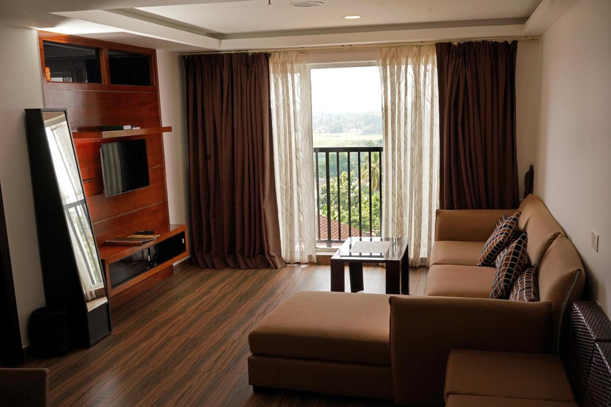 Kga Elite Continental Hotel Tiruvalla Exteriör bild