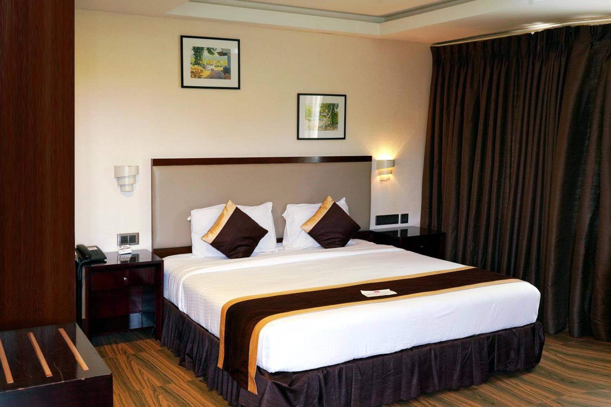 Kga Elite Continental Hotel Tiruvalla Exteriör bild