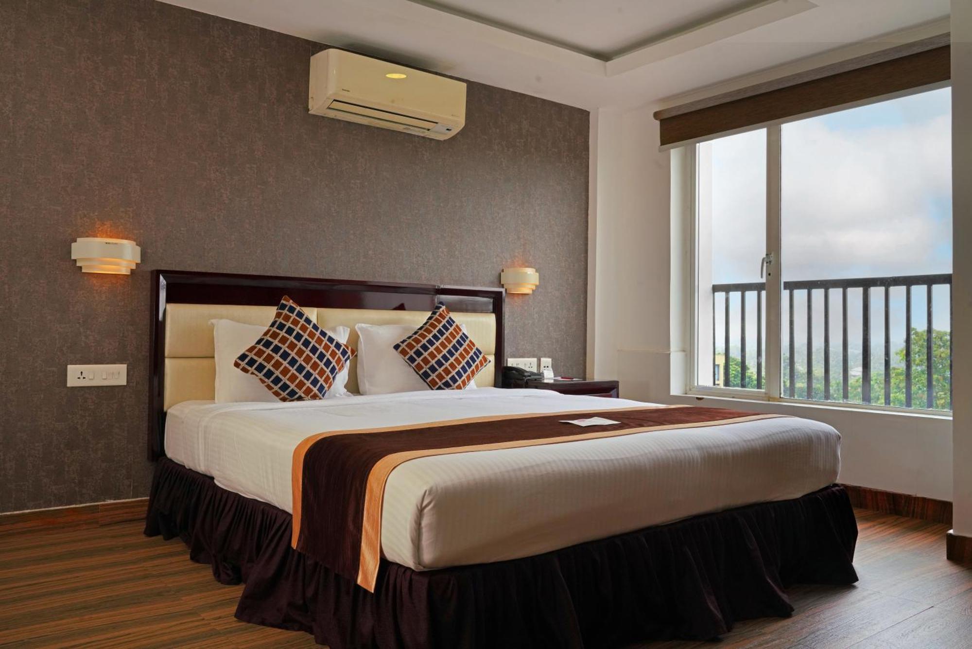 Kga Elite Continental Hotel Tiruvalla Exteriör bild