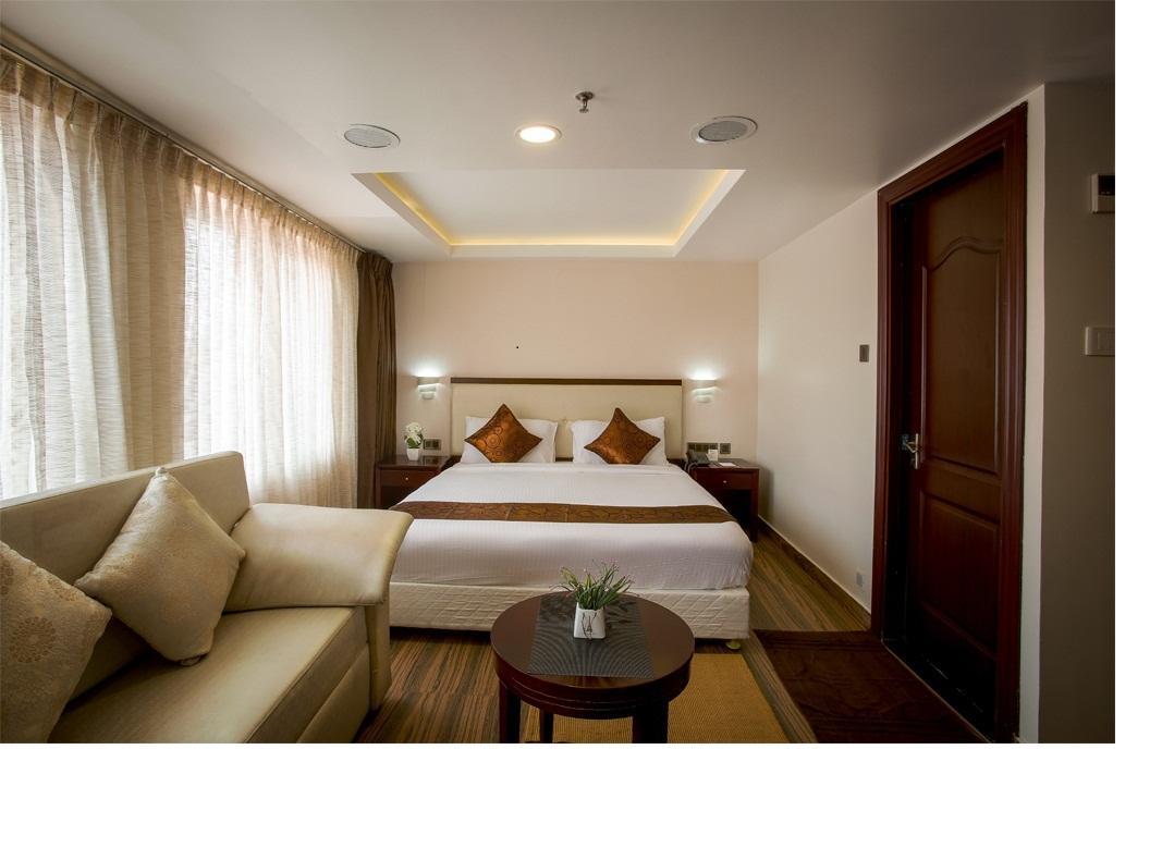 Kga Elite Continental Hotel Tiruvalla Exteriör bild