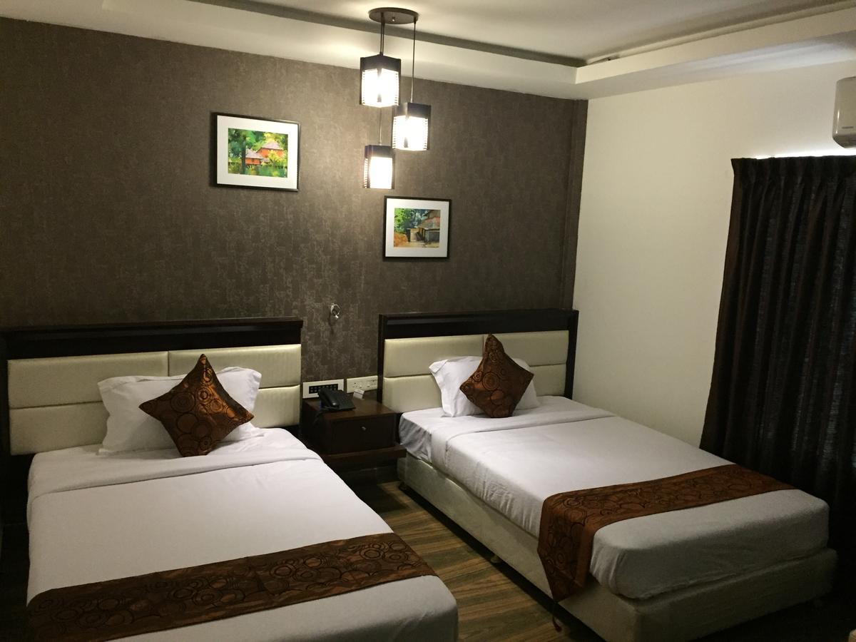 Kga Elite Continental Hotel Tiruvalla Exteriör bild