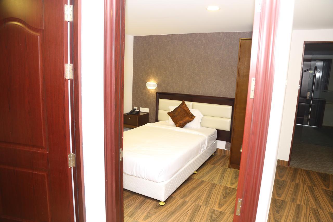 Kga Elite Continental Hotel Tiruvalla Exteriör bild