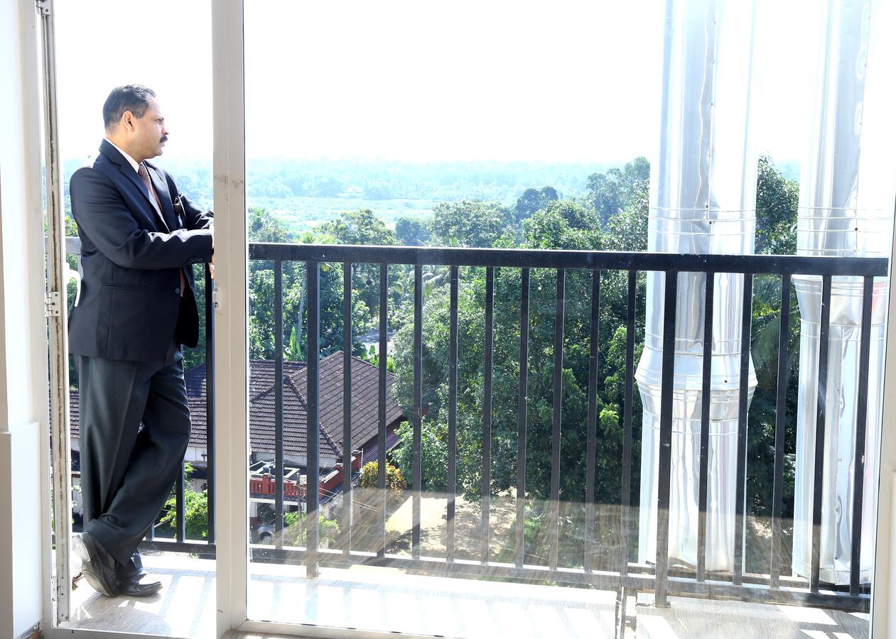 Kga Elite Continental Hotel Tiruvalla Exteriör bild