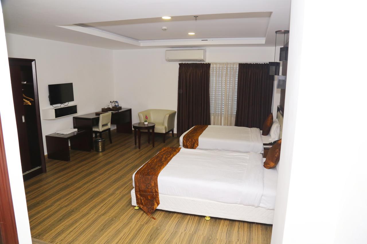 Kga Elite Continental Hotel Tiruvalla Exteriör bild