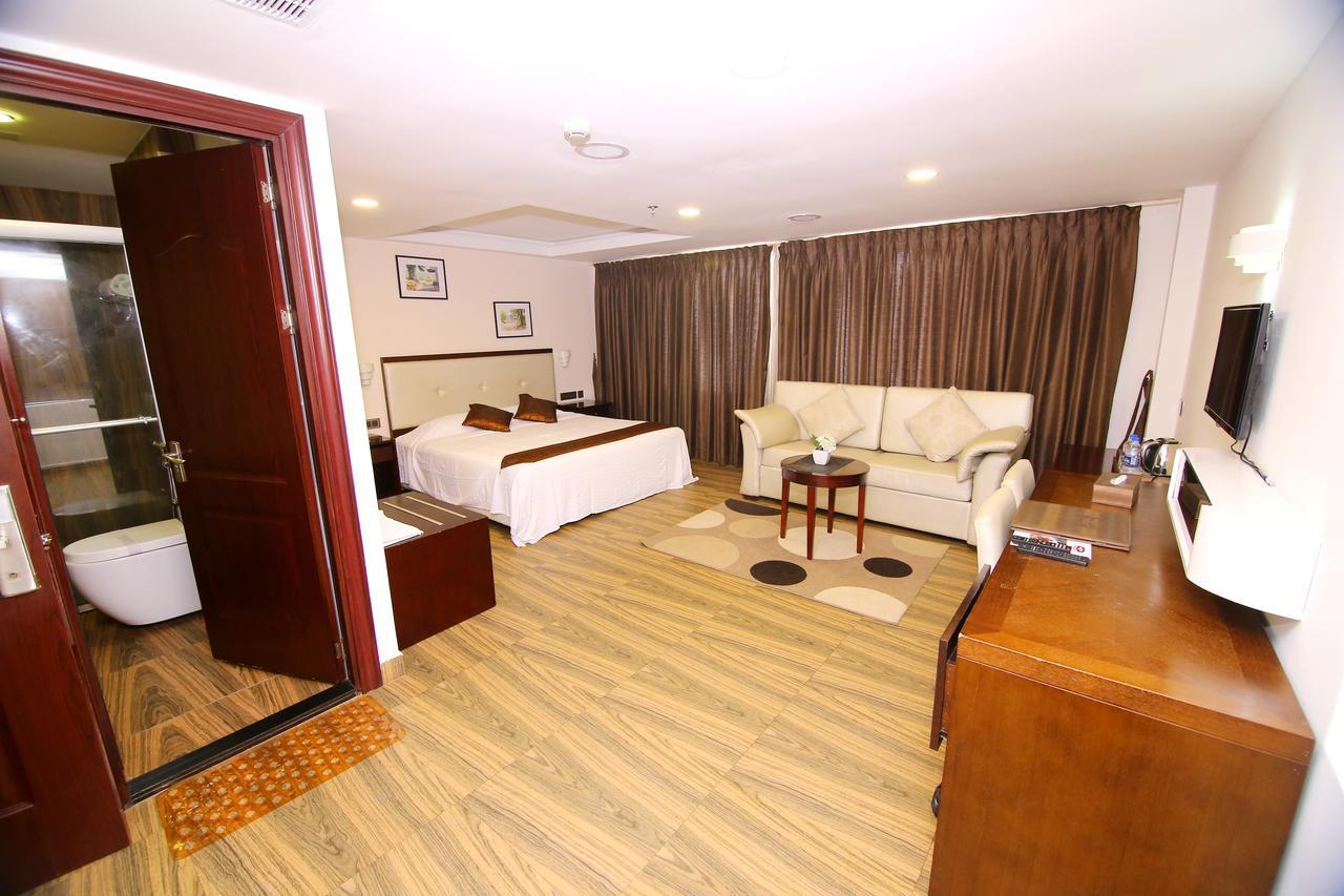 Kga Elite Continental Hotel Tiruvalla Exteriör bild