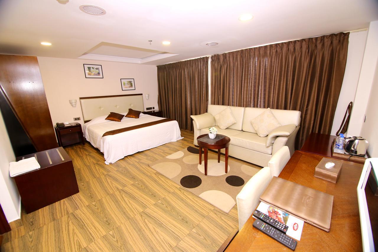 Kga Elite Continental Hotel Tiruvalla Exteriör bild