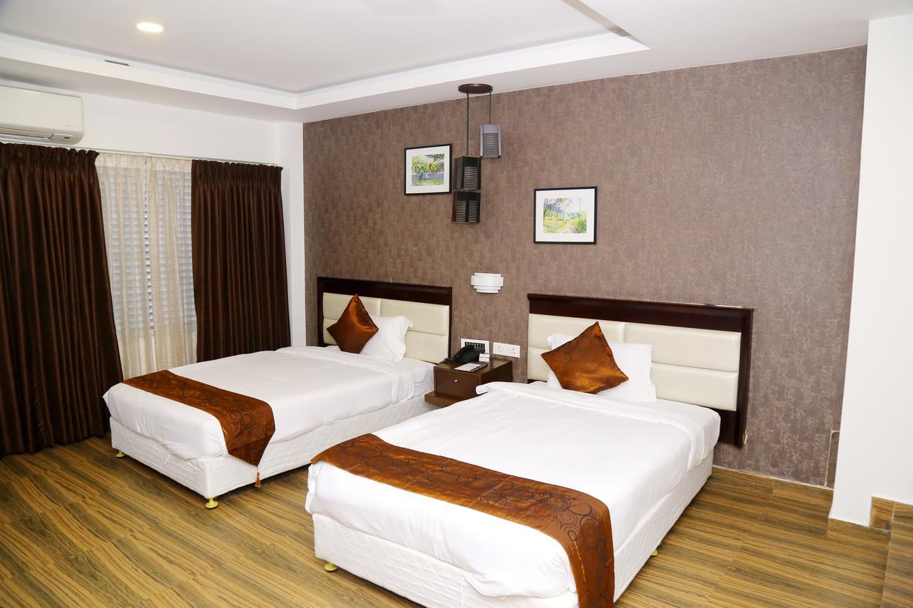Kga Elite Continental Hotel Tiruvalla Exteriör bild