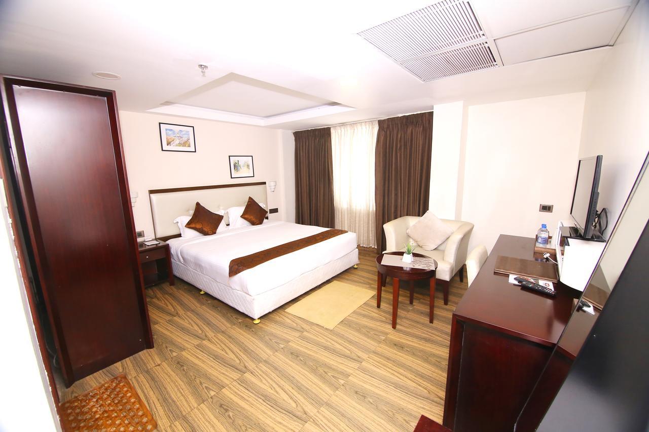 Kga Elite Continental Hotel Tiruvalla Exteriör bild