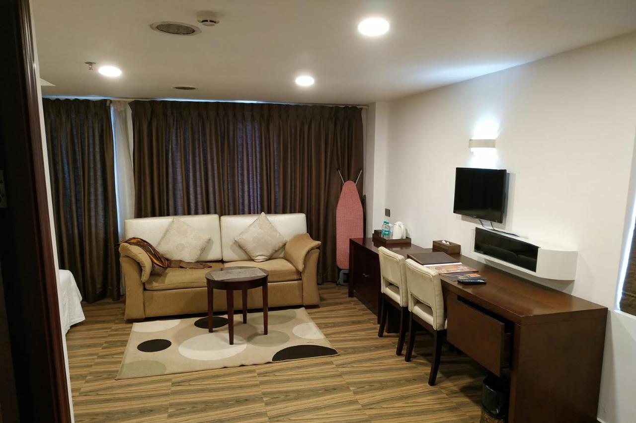 Kga Elite Continental Hotel Tiruvalla Exteriör bild