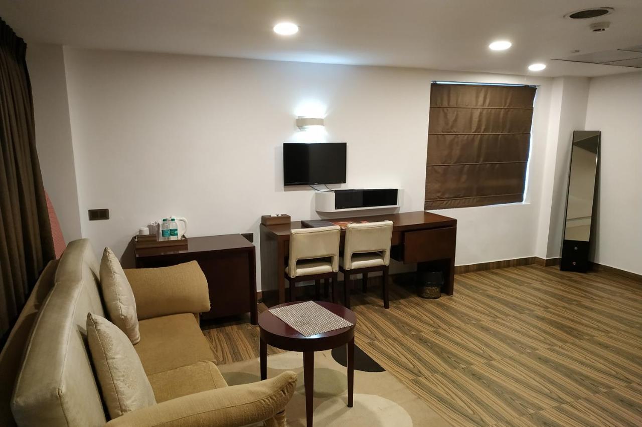 Kga Elite Continental Hotel Tiruvalla Exteriör bild