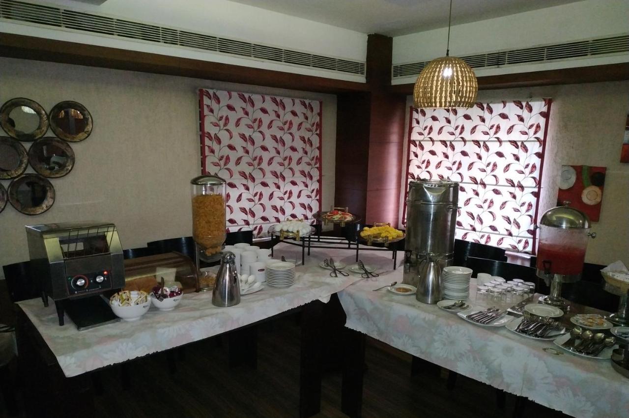 Kga Elite Continental Hotel Tiruvalla Exteriör bild