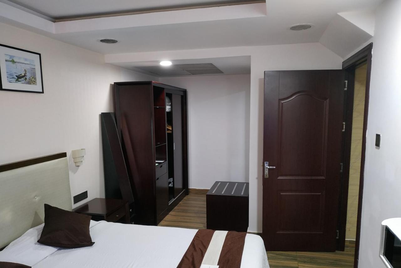Kga Elite Continental Hotel Tiruvalla Exteriör bild