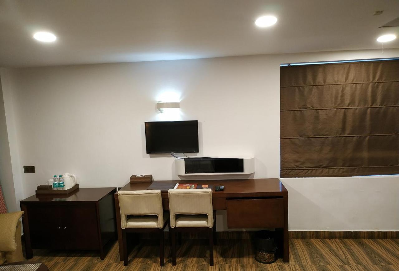 Kga Elite Continental Hotel Tiruvalla Exteriör bild